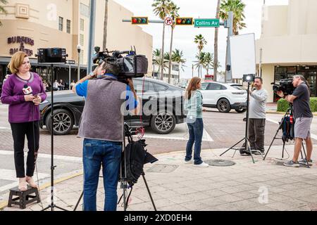 Miami Beach Florida, lokale tv-Nachrichten Crew berichtet live, Medienreporter Kameramann, Mann Männer männlich, Frau Frauen weiblich, Erwachsene Erwachsene, Resident r Stockfoto