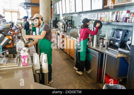 Miami Beach Florida, Lincoln Road, Starbucks Coffee, Innenraum, hinter der Theke arbeitende Baristas, Mann Männer männlich, Frau Frauen weiblich, Erwachsene Erwachsene, Re Stockfoto