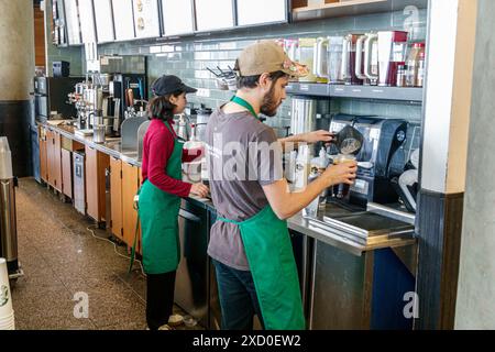 Miami Beach Florida, Lincoln Road, Starbucks Coffee, Innenraum, hinter der Theke arbeitende Baristas, Mann Männer männlich, Frau Frauen weiblich, Erwachsene Erwachsene, Re Stockfoto