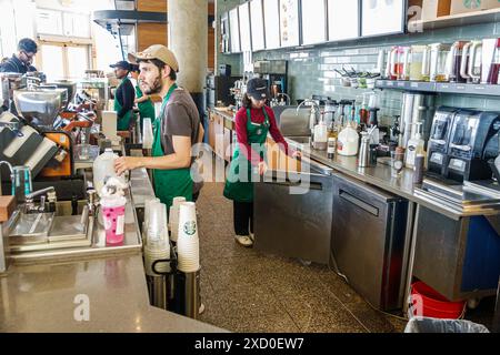Miami Beach Florida, Lincoln Road, Starbucks Coffee, Innenraum, hinter der Theke arbeitende Baristas, Mann Männer männlich, Frau Frauen weiblich, Erwachsene Erwachsene, Re Stockfoto
