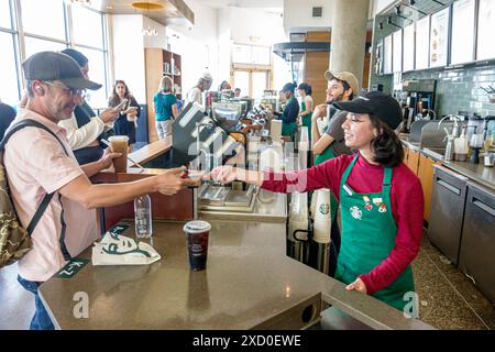 Miami Beach Florida, Lincoln Road, Starbucks Coffee, Innenraum, hinter der Theke arbeitende Baristas, Mann Männer männlich, Frau Frauen weiblich, Erwachsene Erwachsene, Re Stockfoto