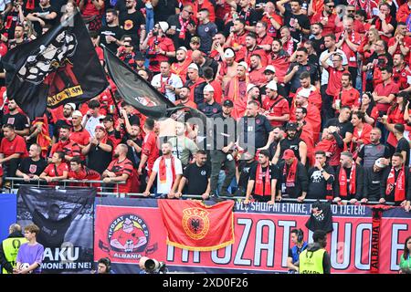 Hamburg, Deutschland. Juni 2024. Albanische Fans während der EM 2024, dem Fußballspiel der Gruppe B zwischen Albanien und Kroatien am 19. Juni 2024 im Volksparkstadion Hamburg. Foto Nderim Kaceli Credit: Unabhängige Fotoagentur/Alamy Live News Stockfoto