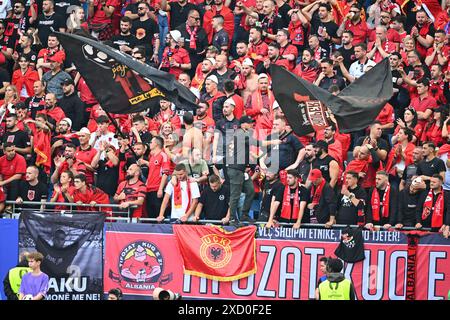 Hamburg, Deutschland. Juni 2024. Albanische Fans während der EM 2024, dem Fußballspiel der Gruppe B zwischen Albanien und Kroatien am 19. Juni 2024 im Volksparkstadion Hamburg. Foto Nderim Kaceli Credit: Unabhängige Fotoagentur/Alamy Live News Stockfoto