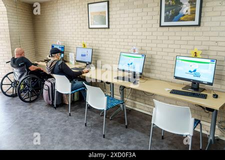 Miami Beach Florida, North Shore Library Branch, Internetzugang, Computerbildschirme, ältere Männer Männer männlich, Frauen weiblich, Erwachsene Erwachsene, Resident Resi Stockfoto