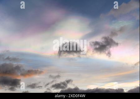 Nacreous Clouds über Durham, England, Großbritannien Stockfoto