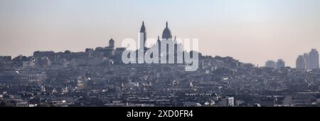 Aus der Vogelperspektive auf den Montmartre mit der Basilique du Sacré-Coeur, auf der linken Seite der Wasserturm des Platzes Claude Charpentier und beleuchtet Stockfoto