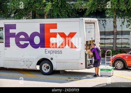 Miami Beach Florida, FedEx Express Lieferwagen parkte Straße, Federal Express, Mann Fahrer Entladebox Dolly, Mann Männer männlich, Erwachsene, Residenzresidenz Stockfoto