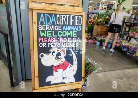 Miami Beach Florida, Trader Joe's Supermarkt, Lebensmittelmarkt, Geschäft, Gang, Innenausstattung, Schild mit Kreidetafel, ADA-zertifizierter Service Stockfoto