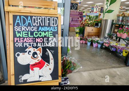 Miami Beach Florida, Trader Joe's Supermarkt, Lebensmittelmarkt, Geschäft, Gang, Innenausstattung, Schild mit Kreidetafel, ADA-zertifizierter Service Stockfoto