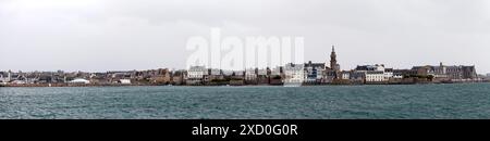 Panoramablick auf die mittelalterliche Stadt Roscoff vom Bootssteg. Stockfoto