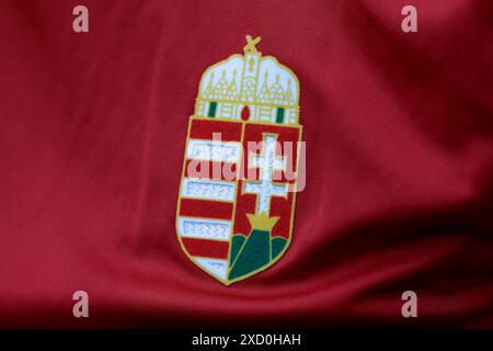 Köln, Deutschland. Juni 2024. Das ungarische Wappen auf dem warm-up-Trikot eines Substituten vor dem Spiel der UEFA-Europameisterschaft im Kölner Stadion. Der Bildnachweis sollte lauten: Jonathan Moscrop/Sportimage Credit: Sportimage Ltd/Alamy Live News Stockfoto