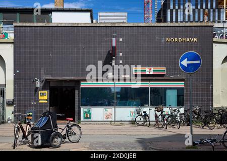 7-Eleven Nordhavn, Gebäude entworfen von Knud Tanggaard Seest, 1934; Østbanegade, Kopenhagen, Dänemark Stockfoto