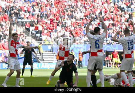 Hamburg. Juni 2024. Spieler aus Kroatien reagieren auf das Spiel der Gruppe B der UEFA Euro 2024 zwischen Kroatien und Albanien am 19. Juni 2024 in Hamburg. Quelle: Ren Pengfei/Xinhua/Alamy Live News Stockfoto