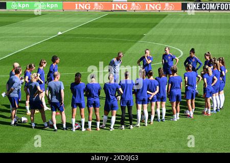 ZEIST - Holland Trainer Andries Jonker spricht die Spielergruppe während eines Trainings der niederländischen Frauenmannschaft am 19. Juni 2024 auf dem KNVB Campus in Zeist, Niederlande. Die Orange Lionesses bereiten sich auf das Qualifikationsspiel der Europameisterschaft gegen Italien vor. ANP GERRIT VAN KÖLN Stockfoto