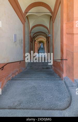 Die sehr langen Säulengänge führen vom Stadtzentrum von Bologna, Italien, zur Basilika San Luca Stockfoto