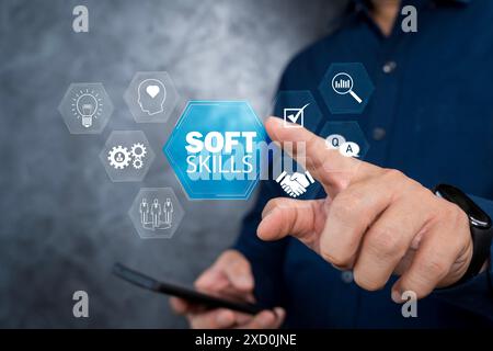 Soft-Skills-Konzept. Person, die das Symbol „Soft Skills“ berührt, für zwischenmenschliche Fähigkeiten, die mit Kollegen interagieren. Kreativität, Zusammenarbeit, Anpassungsfähigkeit, d Stockfoto