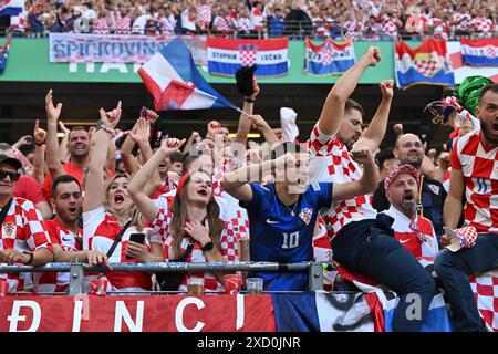 Hamburg. Juni 2024. Die Fans Kroatiens feiern am 19. Juni 2024 beim Gruppenspiel der UEFA Euro 2024 zwischen Kroatien und Albanien in Hamburg. Quelle: Ren Pengfei/Xinhua/Alamy Live News Stockfoto