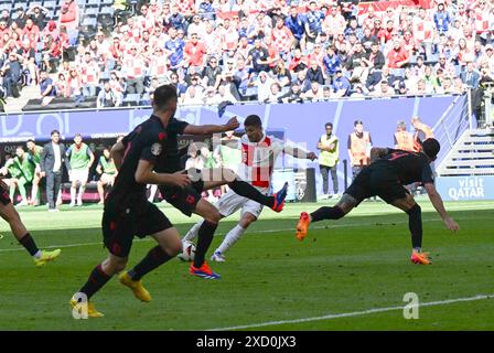 Hamburg. Juni 2024. Andrej Kramaric (2. R) aus Kroatien erzielte beim Gruppenspiel der UEFA Euro 2024 zwischen Kroatien und Albanien am 19. Juni 2024 in Hamburg. Quelle: Xiao Yijiu/Xinhua/Alamy Live News Stockfoto