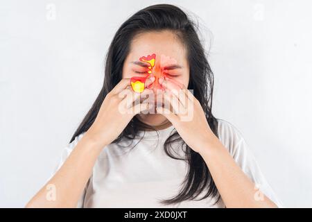 Asiatische Frau im Satin-Pyjama, Krankheitsgefühl und Sinusitis vor weißem Hintergrund, Stauballergie, Grippe, Menschen mit Erkältungen und Allergien Stockfoto