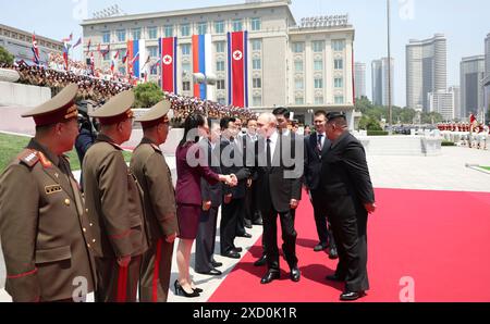 Offizielle Begrüßungszeremonie für den russischen Staatschef Wladimir Putin durch Kim Jong UN, den Vorsitzenden für Staatsangelegenheiten der Demokratischen Volksrepublik Korea. Die beiden Staatsoberhäupter unterzeichneten eine Partnerschaftsvereinbarung, um sich im Falle einer Aggression durch Dritte gegenseitig zu helfen. Stockfoto