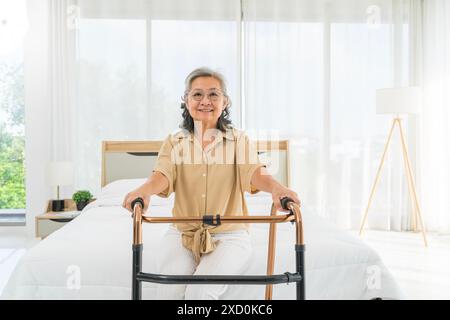 Ältere Menschen und Walker. Ältere Frau, die mit Walker steht. Pensionierung, Gesundheitskonzept. Seniorin geht mit Walker. Stockfoto