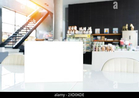 Mock Up Menu Frame on Table in Bar Restaurant, Beschneidungspfad. Stelle für Broschüren mit weißen Blättern aus Acrylpapier auf Cafeteria Unschärfe bac Stockfoto