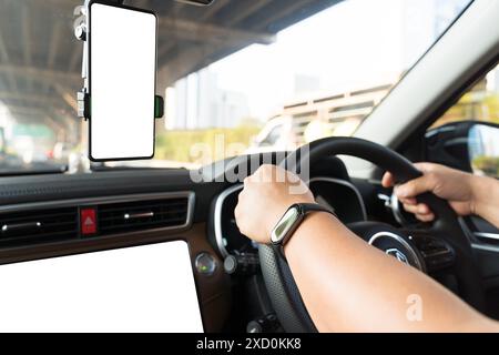 Smartphone in einem Auto für Navigieren oder GPS. Das Fahren eines Autos mit Smartphone im Halter. Handy isoliert weißer Bildschirm. Leer, leeres Bild. Kopieren Sie spa Stockfoto