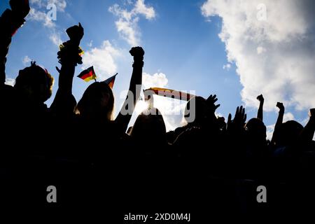 Berlin, Deutschland. Juni 2024. Fußball, UEFA Euro 2024, Deutschland - Ungarn, Vorrunde, Gruppe A, Spieltag 2. Deutschland-Fans jubeln die Öffentlichkeit in der Fanzone am Brandenburger Tor an. Quelle: Christoph Soeder/dpa/Alamy Live News Stockfoto