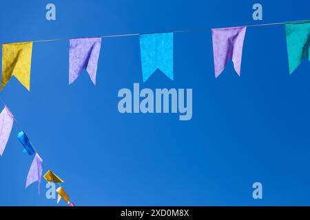 GOIANIA GOIAS BRASILIEN – 19. JULI 2024: Zwei Lanyards mit bunten Fahnen und blauem Himmel im Hintergrund. Stockfoto