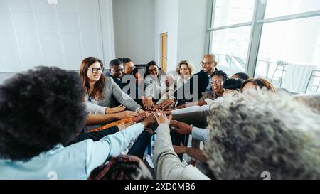 Eine vielfältige Gruppe von Fachleuten arbeitet in einem modernen Büroumfeld zusammen und verkörpert Teamarbeit und Problemlösung. Stockfoto