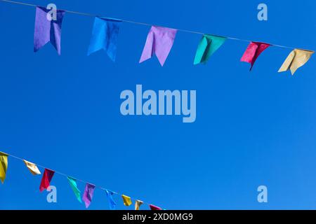 GOIANIA GOIAS BRASILIEN – 19. JULI 2024: Zwei Lanyards mit bunten Fahnen und blauem Himmel im Hintergrund. Stockfoto