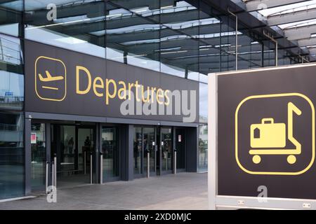 Flughafen Gatwick, London, Großbritannien: 22. April 2024. Außenansicht des Eingangs zur Abflughalle des Nordterminals. Die Beschilderung ist im Vordergrund. Stockfoto