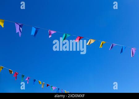 GOIANIA GOIAS BRASILIEN – 19. JULI 2024: Zwei Lanyards mit bunten Fahnen und blauem Himmel im Hintergrund. Stockfoto