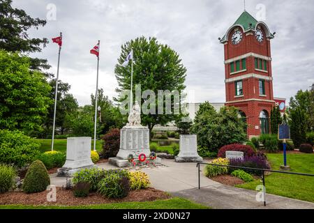 Der Listowel Clock Tower und das war Memorial sind bedeutende Wahrzeichen in Listowel, Kanada, die lokale Geschichte und Veteranen ehren. Stockfoto