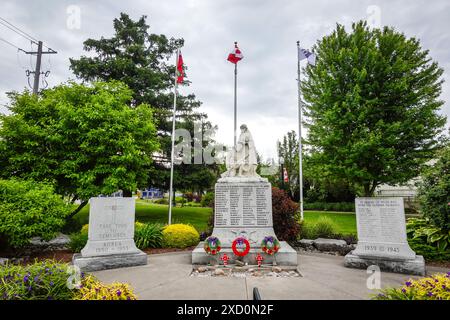 Der Listowel Clock Tower und das war Memorial sind bedeutende Wahrzeichen in Listowel, Kanada, die lokale Geschichte und Veteranen ehren. Stockfoto