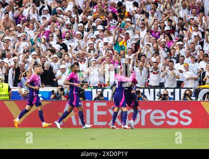 Stuttgart, Deutschland. Juni 2024. Stuttgart, MHP Arena, 19.06.2021: Ilkay Guendogan aus deutschland (M) feiert das 2:0 Tor mit Antonio Ruediger aus deutschland und Leroy Sane aus deutschland während des Spiels UEFA-Europameisterschaft 2024 Deutschland gegen Ungarn. Quelle: Mika Volkmann/Alamy Live News Stockfoto