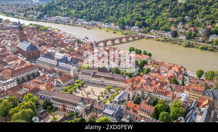 Blick aus der Vogelperspektive auf Heidelbergs Altstadt mit der Heilig-Geist-Kirche und der Alten Brücke über den Neckar in Deutschland Stockfoto