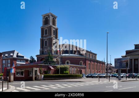 Amiens, Frankreich - 29. Mai 2020: Die Kirche Saint-Jacques ist eine katholische Kirche mit neoklassizistischer Architektur im Stadtzentrum. Stockfoto