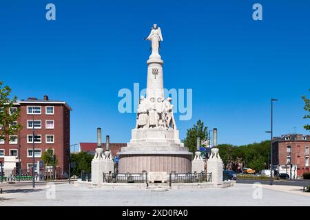 Amiens, Frankreich - 29. Mai 2020: Das Kriegsdenkmal des Bildhauers Albert Roze wurde 1929 in der Mitte des Kreisverkehrs von Place Maréchal Foch bis c errichtet Stockfoto