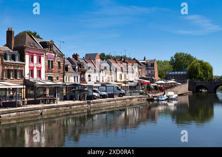 Amiens, Frankreich - 29. Mai 2020: Restaurants am Quai Belu an der Somme. Stockfoto