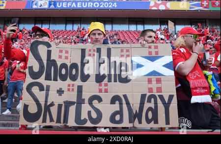 Die Schweiz unterstützt beim Gruppenspiel der UEFA Euro 2024 im Kölner Stadion in Köln. Bilddatum: Mittwoch, 19. Juni 2024. Stockfoto