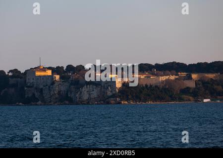 Cannes, Frankreich - 25. März 2019: Das Fort Royal ist eine Festung auf der Insel Sainte-Marguerite, der größten der Lérins-Inseln, in der Bucht von Canne Stockfoto