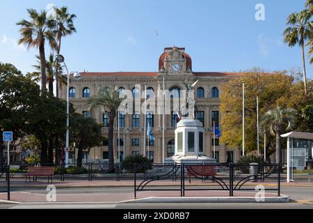 Cannes, Frankreich - 25. März 2019: Kriegsdenkmal vor dem Rathaus von Cannes. Stockfoto