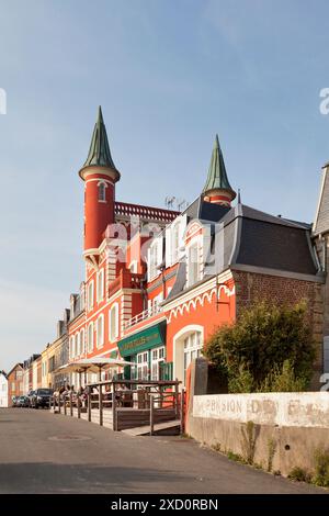 Le Crotoy, Frankreich - 11. September 2020: Das Hôtel Les Tourelles liegt direkt am Strand. Stockfoto