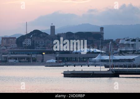 Cannes, Frankreich - 25. März 2019: Palais des Festivals et des Congrès und der Hügel von 'Le Suquet' bei Sonnenuntergang. Stockfoto