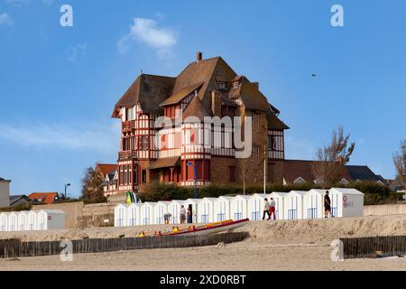 Le Crotoy, Frankreich - September 11 2020: Hübsches Fachwerkhaus am Meer gegenüber den Badekisten am Strand. Stockfoto