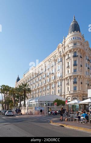 Cannes, Frankreich - 25. März 2019: Das InterContinental Carlton Hotel ist ein 1911 erbauter Palast am Ufer des Mittelmeers auf der Cro Stockfoto