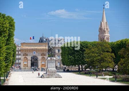 Montpellier, Frankreich - 09. Juni 2018: Reiterstatue zum Ruhm Ludwigs XIV. Und die Porte du Peyrou mit dem Turm der Kirche Sainte-Anne. Stockfoto