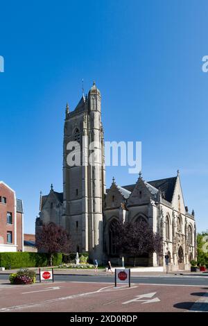 Péronne, Frankreich - 12. September 2020: Die Kirche Saint-Jean-Baptiste ist seit 1907 als historisches Denkmal gelistet. Stockfoto