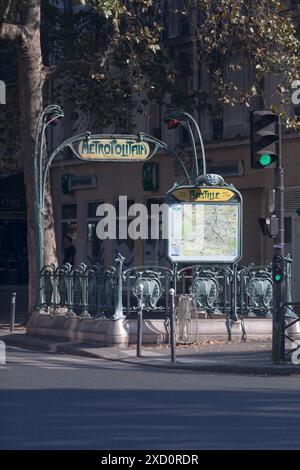 Paris, Frankreich - 01. September 2016: Altmodischer Eingang des Métro am Place de la Bastille mit einer Karte der pariser U-Bahn. Stockfoto